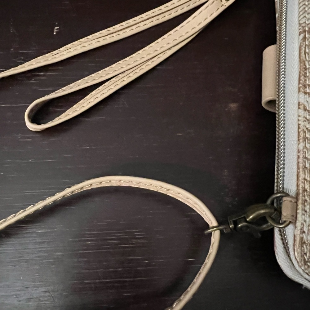 Sakroots Metallic Gold and Cream Crossbody Wallet - Picture 10 of 13